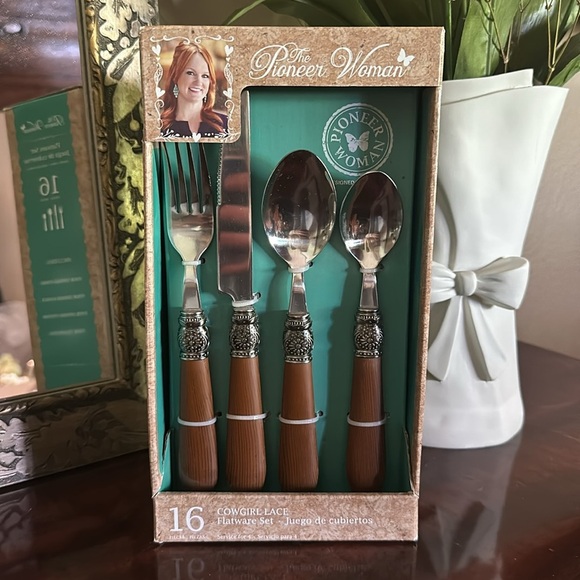 The Pioneer Woman Cowgirl Lace Natural Wood 16 Piece Flatware Set New in Box - Picture 1 of 4